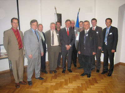 Die Veranstalter mit den Vortragenden, von links nach rechts: Ing. Rudolf Großauer, DI Michael Harhammer, DI Christian Purrer, Gerhard Ulz, DI Peter Sattler, Dr. Gilbert Frizberg, Ing. Erich Pachatz, DI Wolfgang Jilek, DI Dr. Wilhelm Himmel, DI Dr. Johannes Fresner, Ing. Bernhard Puttinger 