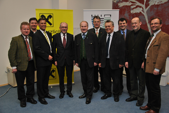 Johann Knaß (Obmann der LWK Deutschlandsberg), Bernd Köck (VizeBgm. von Deutschlandsberg), Dir. Michael Hödl, VDir. Mag. Johann Jauk, LR Johann Seitinger, Bezirkshauptmann Dr. Helmut-Theobald Müller, HR DI Dr. Wilhelm Himmel (FA19D), DI Johann Gründler, DI Jürgen Weigl (Der Energiedetektiv), Dr. Leopold Strobl (WK Stmk) © ECO WORLD STYRIA Johann Knaß (Obmann der LWK Deutschlandsberg), Bernd Köck (VizeBgm. von Deutschlandsberg), Dir. Michael Hödl, VDir. Mag. Johann Jauk, LR Johann Seitinger, Bezirkshauptmann Dr. Helmut-Theobald Müller, HR DI Dr. Wilhelm Himmel (FA19D), DI Johann Gründler, DI Jürgen Weigl (Der Energiedetektiv), Dr. Leopold Strobl (WK Stmk) © ECO WORLD STYRIA