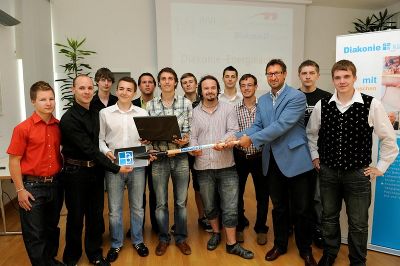 Mag. Walter Pansi (Wirtschaftsdirektor Diakonie Kärnten; 3. von rechts) und die teilnehmenden Schüler der HTL Mössingerstraße, Ausbildungszweig Energietechnik und industrielle Elektronik mit Energieinnovation © Foto Fritz Mag. Walter Pansi (Wirtschaftsdirektor Diakonie Kärnten; 3. von rechts) und die teilnehmenden Schüler der HTL Mössingerstraße, Ausbildungszweig Energietechnik und industrielle Elektronik mit Energieinnovation