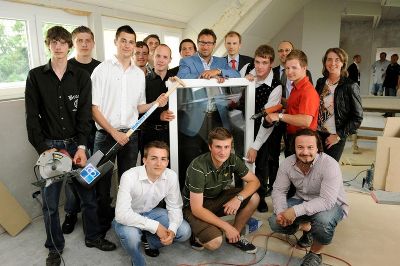 Gruppenbild mit den teilnehmenden Schülern, sowie: Mag. Walter Pansi (Wirtschaftsdirektor Diakonie Kärnten; 6. von rechts, stehend), DI Hubert Lutnik (Direktor HTL Mössingerstraße; 5. von rechts, stehend ), DI Walter Auernig (Abteilungsvorstand Elektrotechnik, HTL Mössingerstraße; 3. von rechts, stehend), Dr. Iris Straßer (STRASSER & STRASSER; ganz rechts) © Foto Fritz Gruppenbild mit den teilnehmenden Schülern, sowie: Mag. Walter Pansi (Wirtschaftsdirektor Diakonie Kärnten; 6. von rechts, stehend), DI Hubert Lutnik (Direktor HTL Mössingerstraße; 5. von rechts, stehend ), DI Walter Auernig (Abteilungsvorstand Elektrotechnik, HTL Mössingerstraße; 3. von rechts, stehend), Dr. Iris Straßer (STRASSER & STRASSER; ganz rechts)