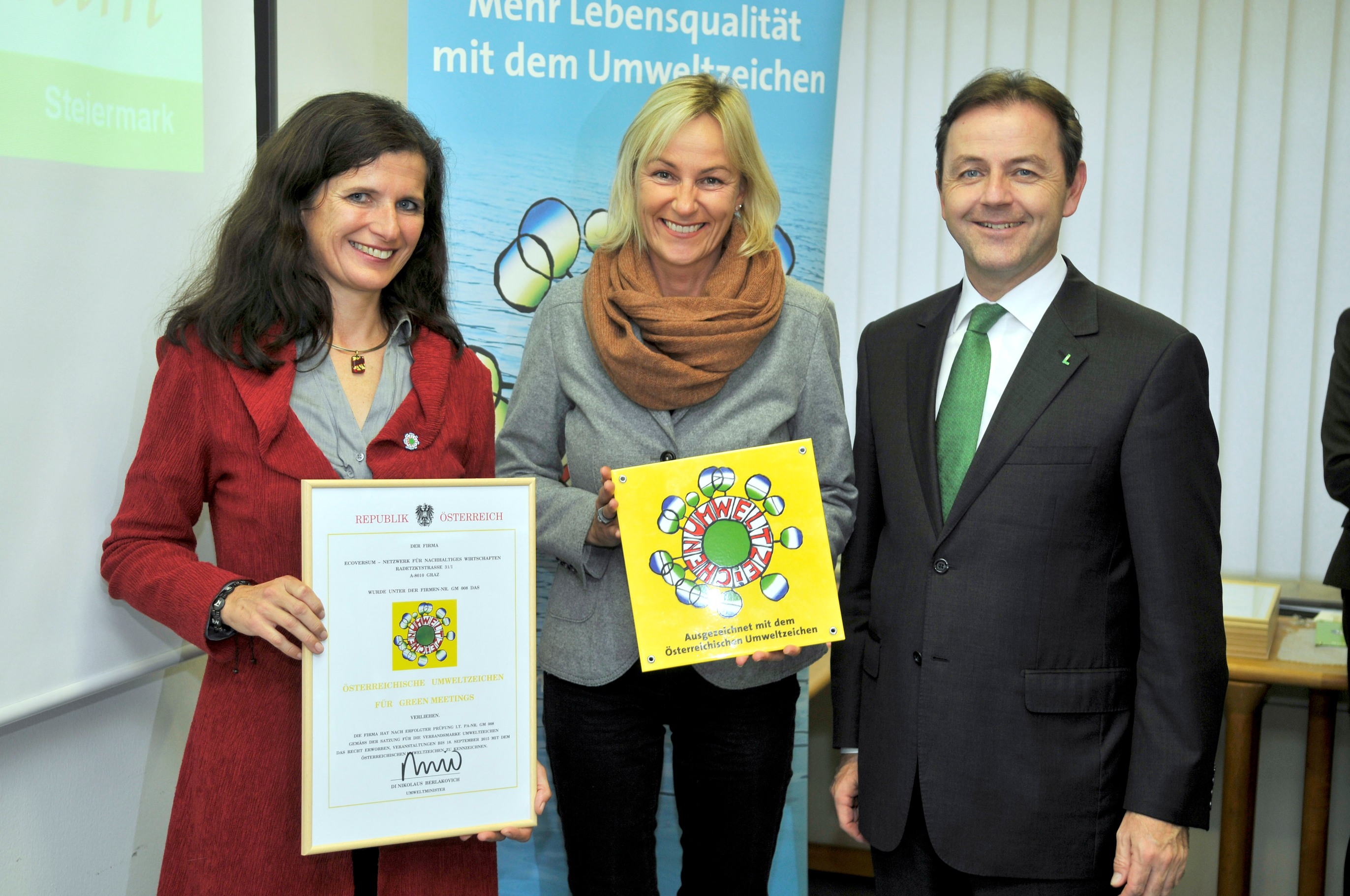 Dr. Karin Dullnig und Ing. Daniela List von Ecoversum mit Bundesminister Niki Berlakovich