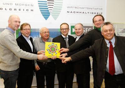 Bgm. Jürgen Winter, LR Christian Buchmann, Hoteleigentümer Ernst Royer, Direktor Andreas Mayrhofer, LR Johann Seitinger, Stmk.-Tourismus-Chef Georg Bliem und der Nachhaltigkeitskoordinator Wilhelm Himmel bei der Überreichung der Umweltzeichenplakette (v. l.)