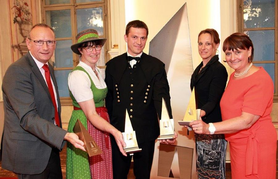 TRIGOS Steiermark-Gewinner mit Gastgeberin, Herta Stockbauer: V.l.n.r.: Gerhard Ziehenberger (Vorstand Saubermacher Dienstleistungs AG), Karina Neuhold (Obfrau der Weizer Schafbauern eGen.m.b.H), Andreas Graf (technischer Leiter Breitenfeld Edelstahl AG), Dagmar Kotzmuth (Geschäftsführerin dahir GmbH), Herta Stockbauer (Gastgeberin und Vorstandsvorsitzende der BKS Bank)