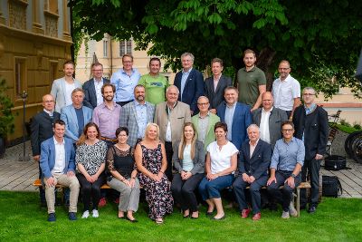 Gruppenfoto der ausgezeichneten Unternehmen und deren Berater:innen